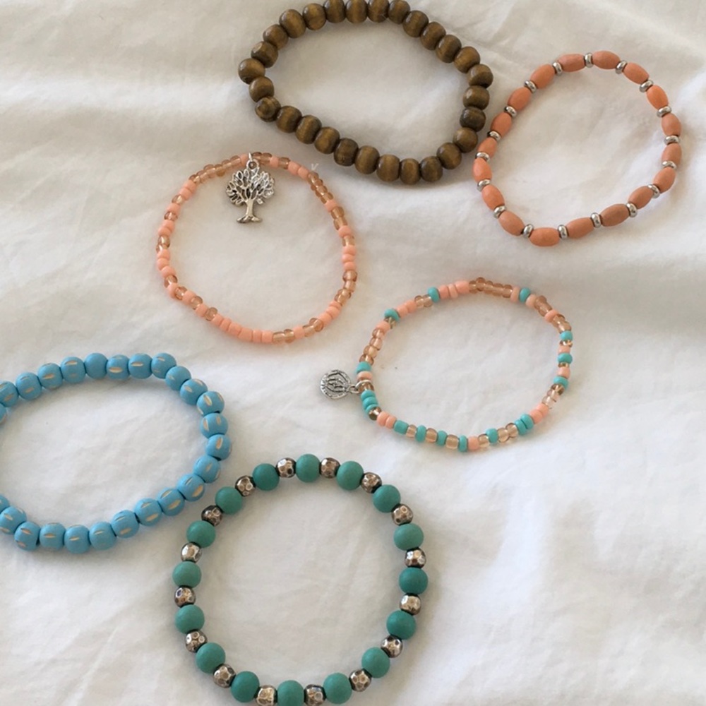 6 stretch bracelets never worn